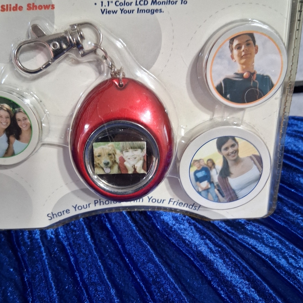 Red Digital Camera with Portable Display - Picture 7 of 12